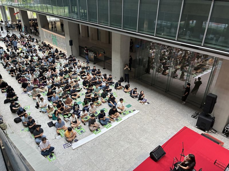 민주노총 화학섬유식품산업노동조합 네이버지회 '공동성명'은 20일 오후 경기 성남시 네이버 사옥 1784에서 '2026년 통합교섭 킥오프(선포식)'를 열고 네이버 본사에 통합교섭을 요구했다. 연합뉴스