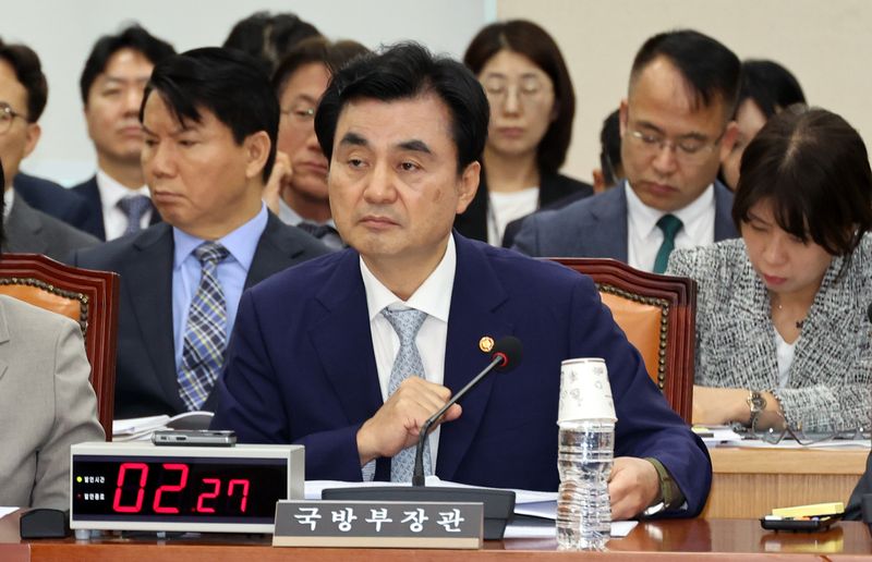 안규백 국방부 장관이 20일 여의도 국회에서 열린 국방위원회 전체회의에서 의원들의 질의를 듣고 있다. 뉴시스
