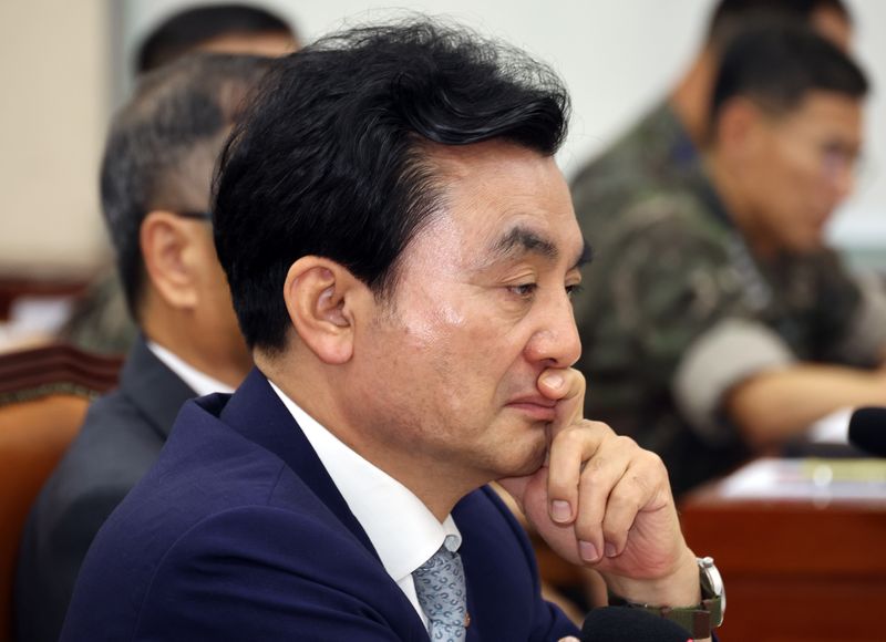 안규백 국방부 장관이 지난 20일 국회에서 열린 국방위원회 전체회의에서 생각에 잠겨 있다. 뉴시스