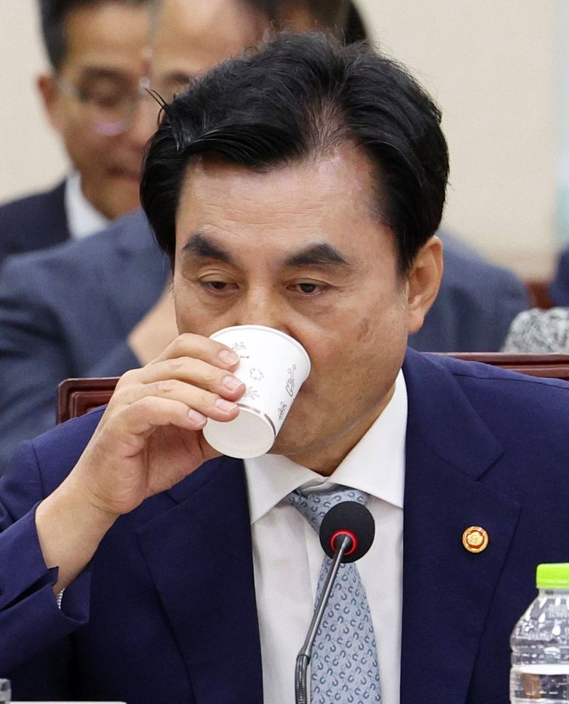 안규백 국방부 장관이 지난 20일 국회에서 열린 국방위원회 전체회의에서 물을 마시고 있다. 뉴시스