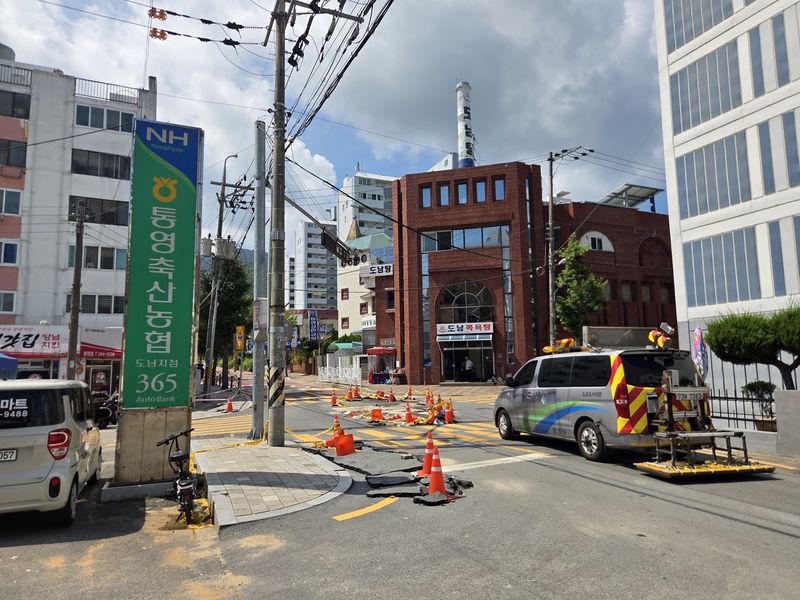 국토안전관리원 도로조사차량이 도로 지반탐사를 실시하고 있다. 관리원 제공