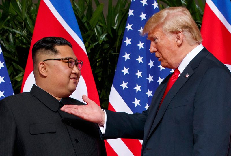 도널드 트럼프 미국 대통령이 김정은 북한 국무위원장과의 연내 회담 의지를 드러내며 북한 핵무기 규모를 19일(현지시간) 직접 언급했다. 김 위원장이 내건 대화 재개 조건이 핵보유국 지위 인정이라는 점에서, 미국이 북한 핵개발 의혹 제기 이후 유지해온 '비핵화' 원칙을 사실상 포기하는 것 아니냐는 우려가 다시 제기되고 있다. 사진은 트럼프 대통령과 김 위원장이 2018년 6월12일 싱가포르 센토사섬에서 만난 모습. AP뉴시스