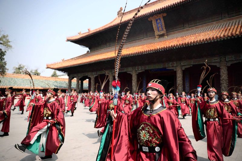 곡부 공묘(孔廟) 대성전 앞에서 펼쳐지는 팔일무(八佾舞)