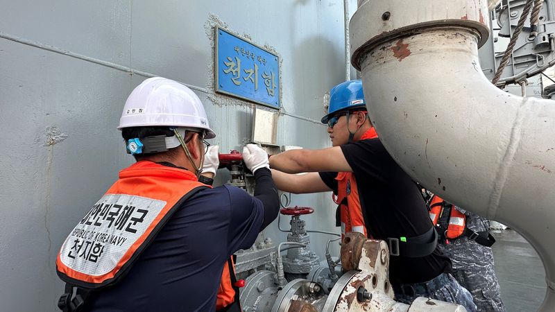 대한민국 해군 선원들이 급유를 위해 로딩암을 배에 연결하고 있다. SK이노베이션 제공