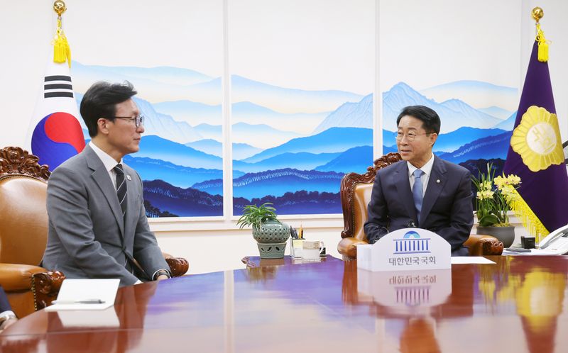 조정식 국회의장과 얘기 나누는 김민석 대표 (서울=연합뉴스) 배재만 기자 = 조정식 국회의장과 더불어민주당 김민석 대표가 20일 국회의장실에서 만나 환담하고 있다. 연합뉴스