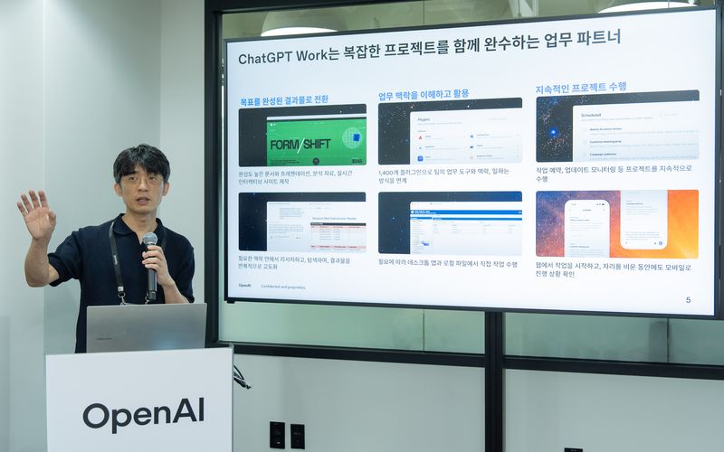 음성원 오픈AI 코리아 커뮤니케이션 총괄이 20일 서울 강남구에서 '챗GPT 워크' 데모 세션을 열고 발표를 진행하고 있다. 오픈AI 제공