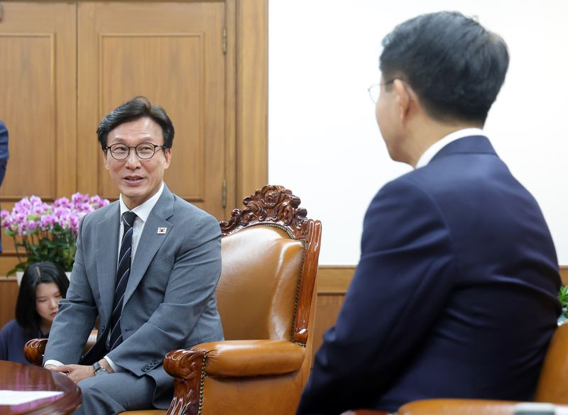 김민석 더불어민주당 대표가 20일 서울 여의도 국회에서 조정식 국회의장을 예방하고 있다. 뉴스1