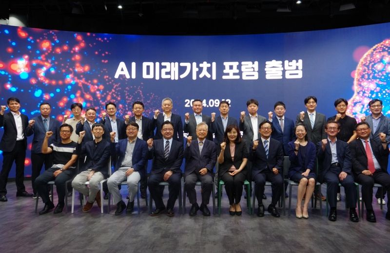 AI 미래가치 포럼 출범식에서 참석자들이 기념촬영을 하고 있다. KTOA 제공