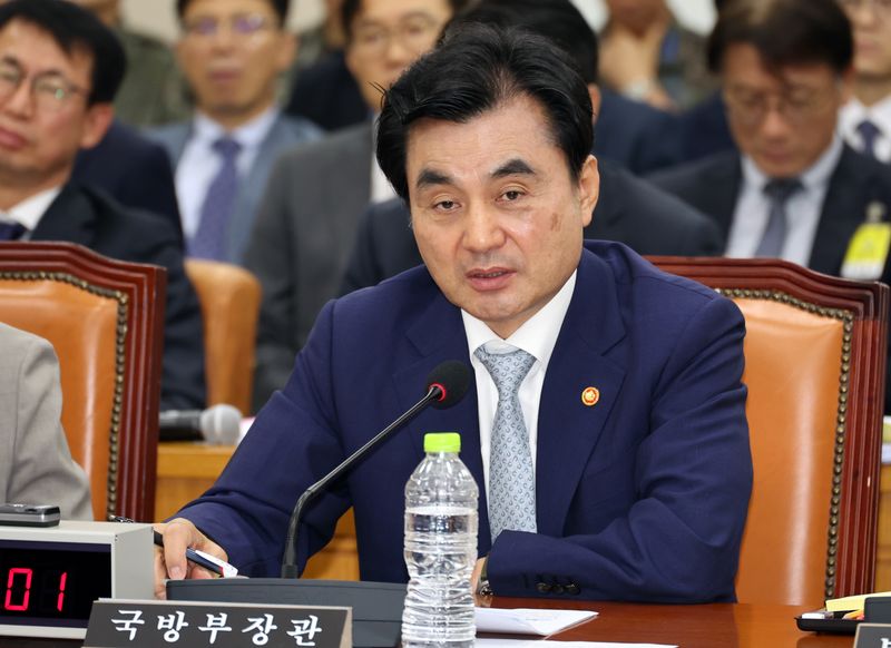 최진석 기자 = 안규백 국방부 장관이 20일 여의도 국회에서 열린 국방위원회 전체회의에서 의원들의 질의에 답하고 있다. 뉴시스