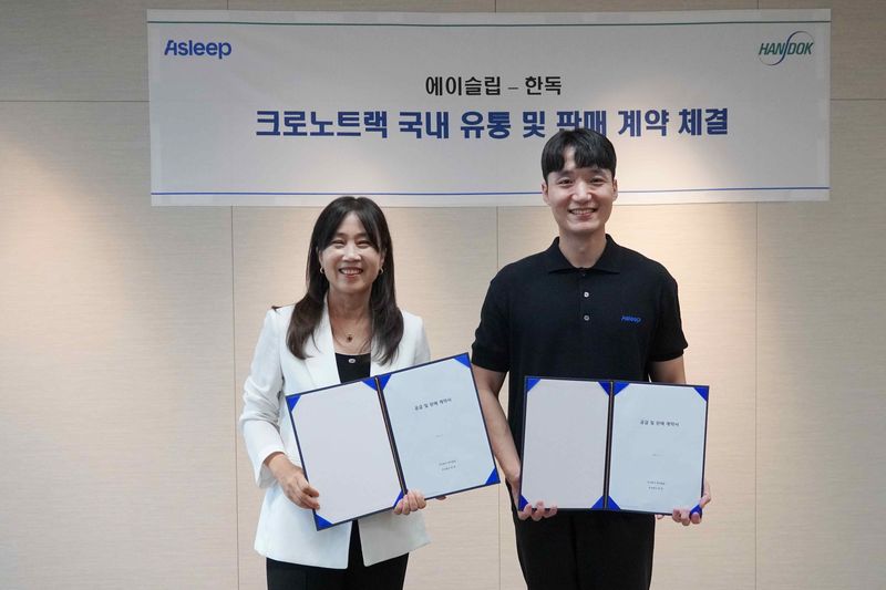 김미연 한독 사장(왼쪽)과 이동헌 에이슬립 대표가 크로노트랙 국내 유통 및 판매 계약을 체결한 뒤 기념촬영을 하고 있다. 한독 제공