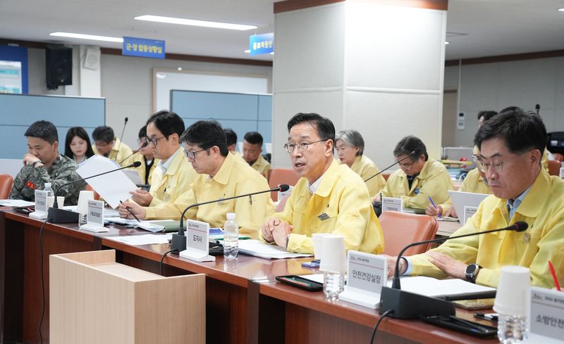 위성곤 제주도지사가 20일 제주도청 전시종합상황실에서 열린 ‘2026년 을지연습 일일상황보고 및 현안과제 토의’를 주재하고 있다. 제주도와 에너지 관계기관은 전력과 유류 공급이 동시에 제한되는 상황을 가정해 에너지 공급 우선순위와 긴급복구 체계를 점검했다. /사진=제주특별자치도 제공
