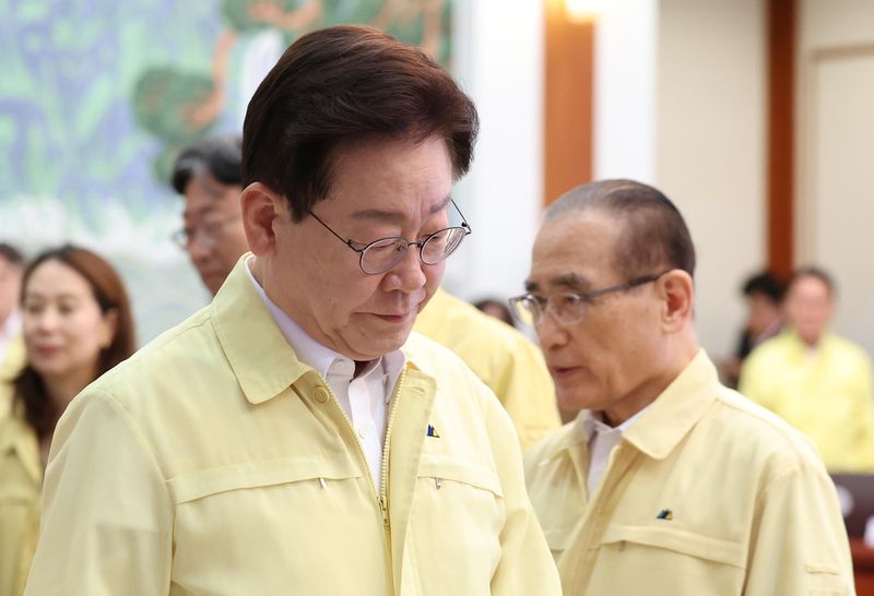 이재명 대통령이 20일 청와대에서 열린 수석보좌관회의에 입장하고 있다. 뉴시스