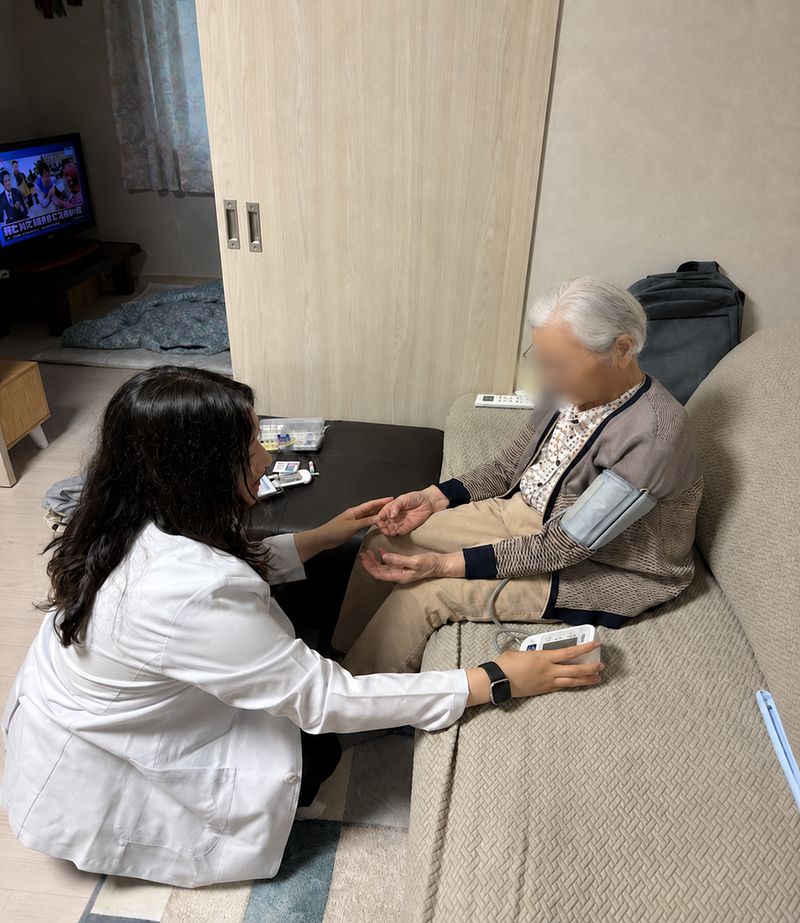 양천구의 한 어르신이 ‘통합돌봄 건강동행센터’ 방문건강관리를 받고 있다. /사진=양천구 제공