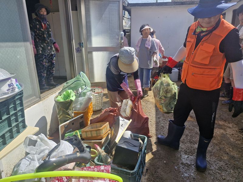 20일 오전 경남 거제면사무소 일원에서 김해시 자원봉사자들이 쓰레기를 정리하는 등 환경정비 작업을 하고 있다. 연합뉴스