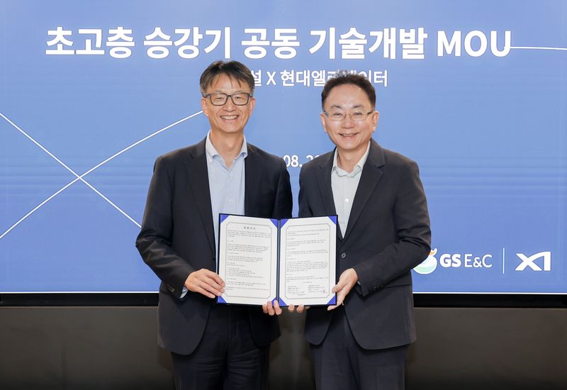 이태원 현대엘리베이터 R&D본부장(오른쪽)와 조성한 GS건설 CTO가 20일 서울 서초구 GS건설 R&D센터에서 진행된 ‘초고층 승강기 기술 공동개발’을 위한 업무 협약식에서 기념촬영을 하고 있다. 현대엘리베이터 제공