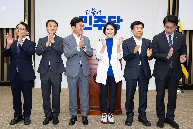 김민석 더불어민주당 대표를 비롯한 신임 지도부가 20일 서울 여의도 국회에서 열린 의원총회에서 의원들을 향해 인사하고 있다. 왼쪽부터 박선원 최고위원, 한병도 원내대표, 김 대표, 최민희, 이성윤, 한민수 최고위원. 뉴스1