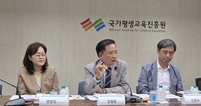 김월용 국가평생교육진흥원장(가운데)이 20일 강서구 평생교육진흥원서 열린 기자간담회에서 우리나라 평생교육 현실에 대해 설명하고 있다. 사진=김만기 기자