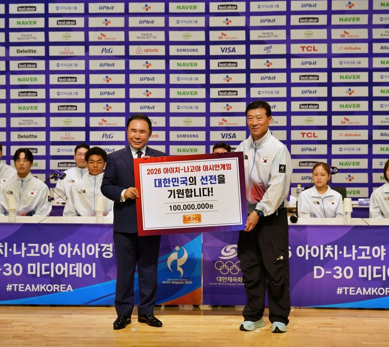 윤홍근 제너시스BBQ 그룹 회장(왼쪽)이 20일 충북 진천 국가대표선수촌에서 열린 '2026 아이치-나고야 아시안게임 D-30 미디어데이'에서 김택수 국가대표선수촌장에게 대한민국 국가대표 선수단의 선전을 기원하는 격려금을 전달하고 기념촬영을 하고 있다. BBQ 제공