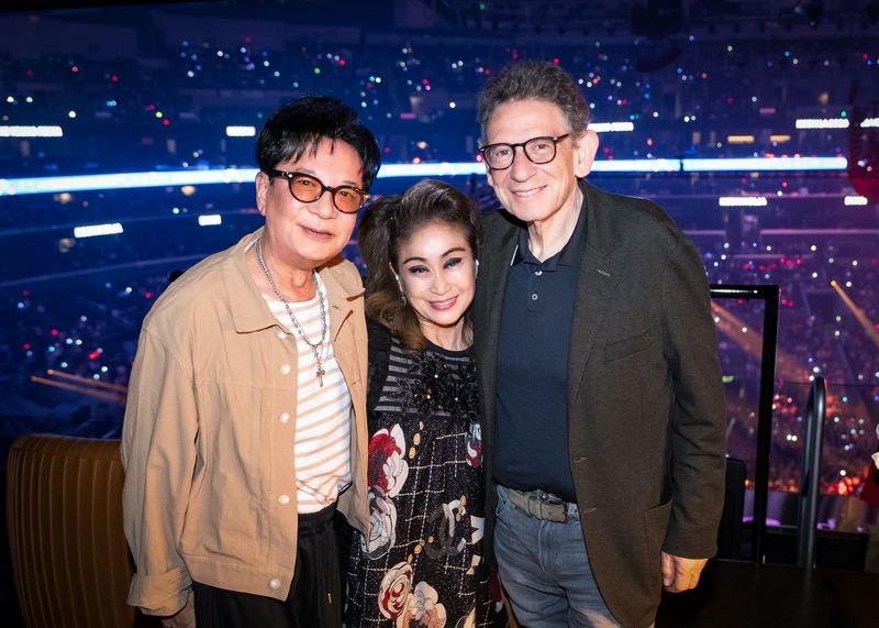 이재현 CJ 회장과 이미경 CJ 부회장이 지난 16일(현지시간) 미국 로스앤젤레스에서 열린 KCON LA 2026 현장에서 유니버설뮤직그룹(UMG)의 루시안 그레인지 회장 겸 최고경영자(CEO)와 기념촬영을 하고 있다. CJ ENM 제공