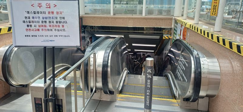 최근 부산 중구 광복지하도상가 7번 출입구 에스컬레이터가 운행 정지한다는 안내문이 설치돼 있다. 현재는 정상 작동 중이다. 사진=백창훈 기자