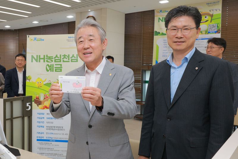 강호동 농협중앙회장이 11일 오전 서울 중구 농협은행 본점 영업부에서 열린 NH농심천심 예적금 신상품 출시 기념 행사에서 신상품 가입을 마치고 통장을 들어보이고 있다. NH농협은행이 출시한 농심천심 적금과 예금은 모두 완판됐다. /사진=뉴시스