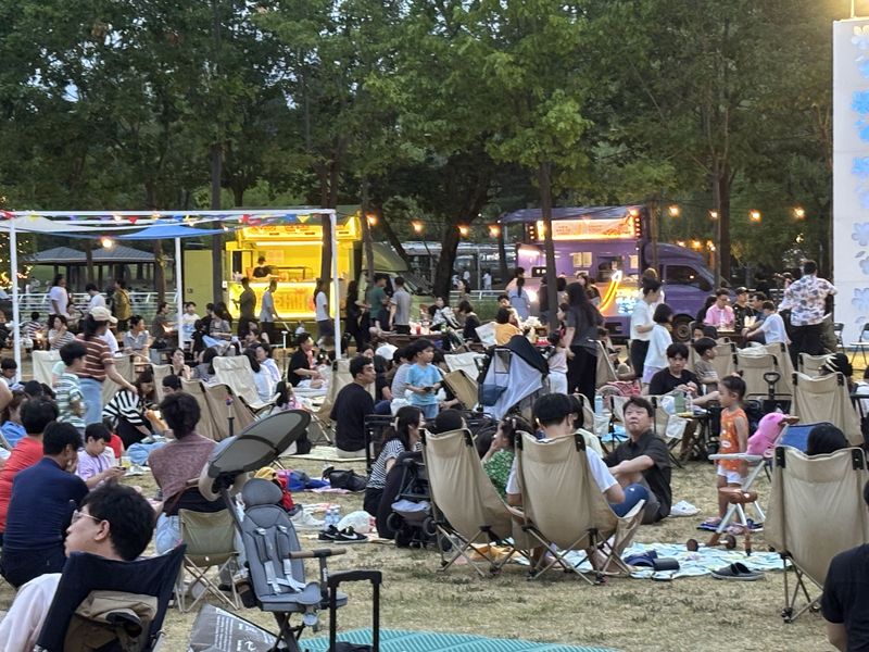 울산대공원에서 매주 수목금토일 열리는 나이트 가든 마켓의 풍경. 사진=최수상 기자
