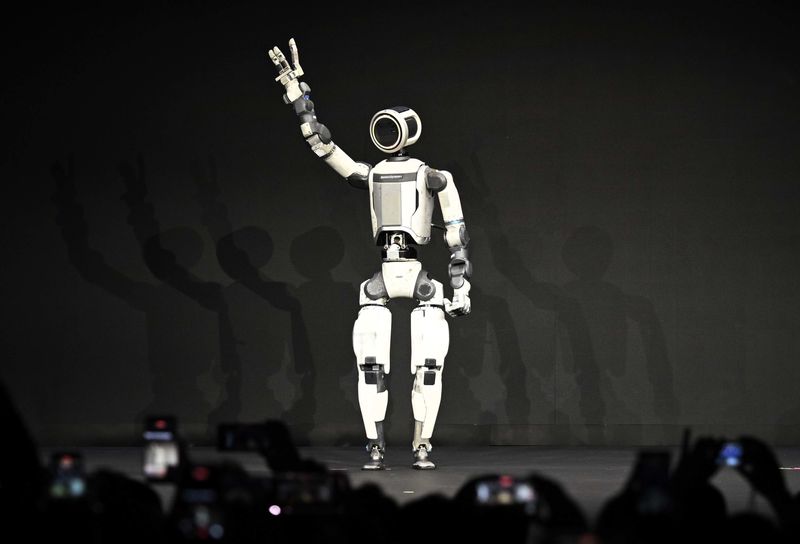 세계 최대 가전·정보기술(IT) 전시회 'CES 2026'이 열린 미국 네바다주 라스베이거스 만달레이베이에서 열린 현대차그룹 프레스 컨퍼런스에서 차세대 전동식 아틀라스 시제품이 손인사하고 있다. 뉴스1 제공
