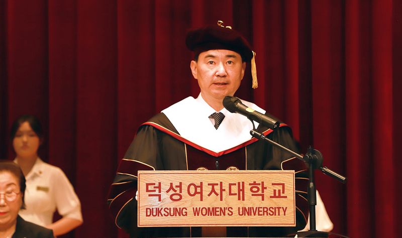 덕성여대 2025 후기 학위수여식에서 민재홍 총장이 축사하고 있다. 덕성여대 제공