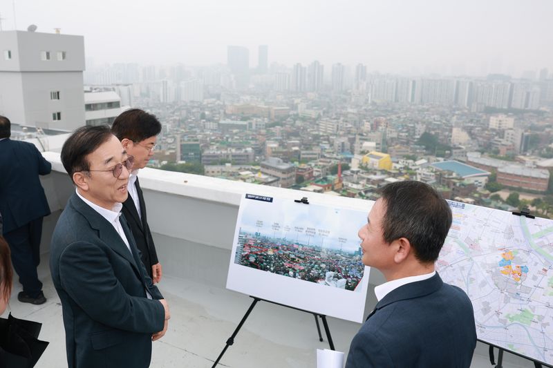 20일 김윤덕 국토교통부 장관이 서울 영등포구 신길2 도심 공공주택보합사업지구를 찾아 사업현장을 둘러보고 있다. 국토부 제공