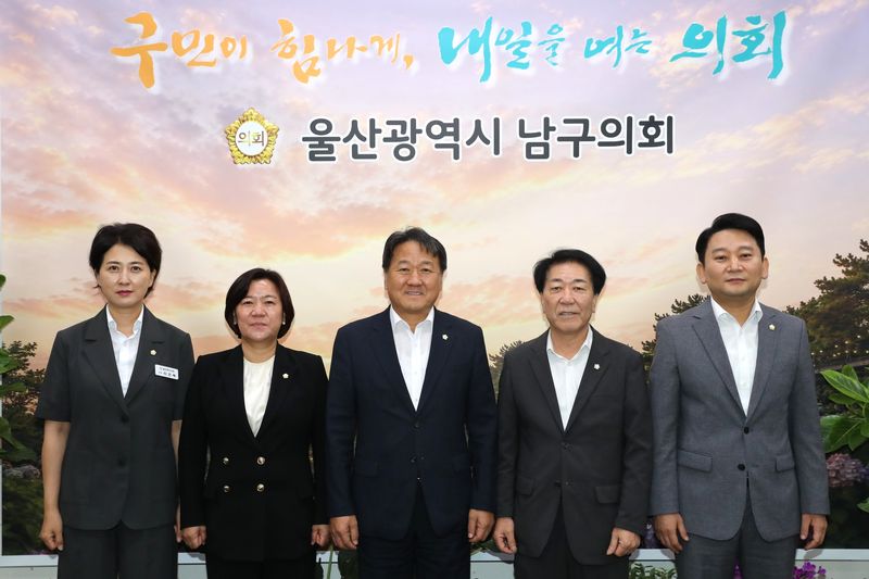 울산 5개 구군의회 의장협의회(회장 정우식 울주군의회의장)가 20일 남구의회에서 열렸다. 의장들은 이날 자치구의 일반조정교부세 재원 비율을 확대하기로 의견을 모았다. 울주군의회 제공