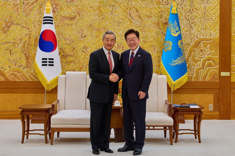 이재명 대통령이 20일 청와대에서 왕이 중국공산당 중앙정치국 위원 겸 외교부장과 접견에 앞서 악수하고 있다. 청와대 제공