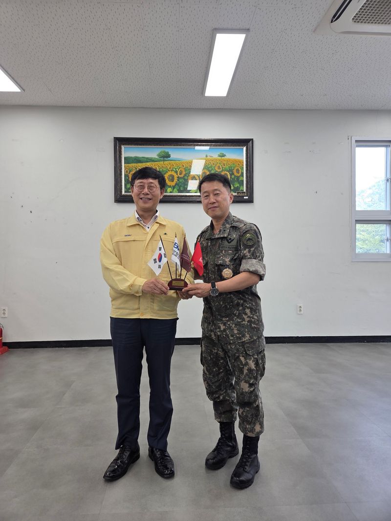 송상근 부산항만공사 사장과 방현석 국군수송사령관이 20일 기념사진을 찍고 있다. 부산항만공사 제공