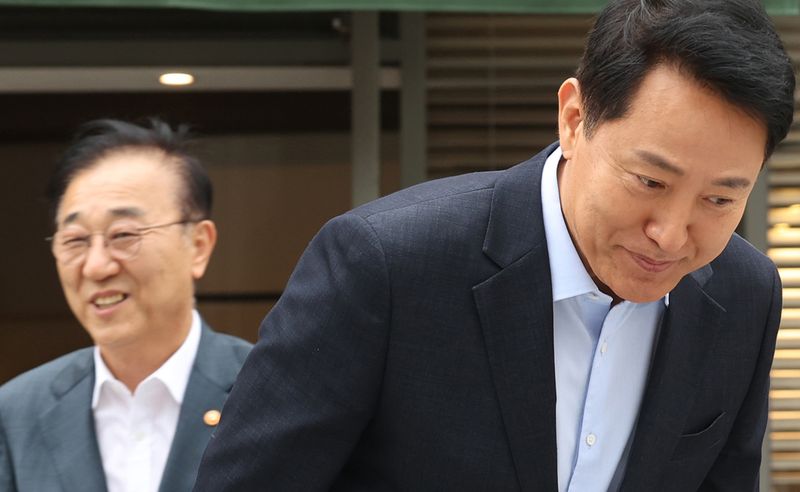 오세훈 서울시장(오른쪽)과 김윤덕 국토교통부 장관이 지난 20일 오전 서울 중구 달개비에서 주택공급 관련 회동을 끝내고 헤어지고 있다. 뉴시스
