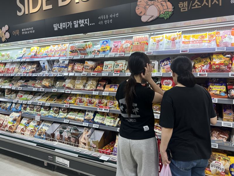 지난 19일 서울 동작구 홈플러스익스프레스 남성점 가공육 코너에서 고객들이 매대에 진열된 상품을 살펴보고 있다. 사진=김현지 기자