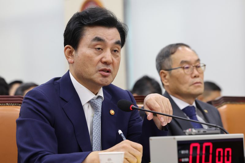 안규백 국방부 장관이 20일 오전 국회에서 열린 국방위원회 전체회의에서 의원질의에 답하고 있다. 뉴스1