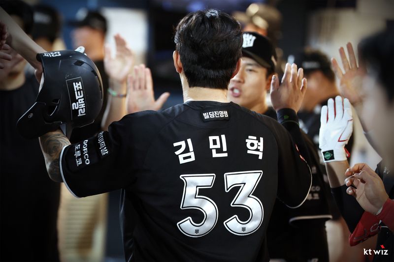 '김민혁 싹쓸이 역전타' KT, LG에 16-4 대역전극…연패 끊고 선두 수성 - 파이낸셜뉴스