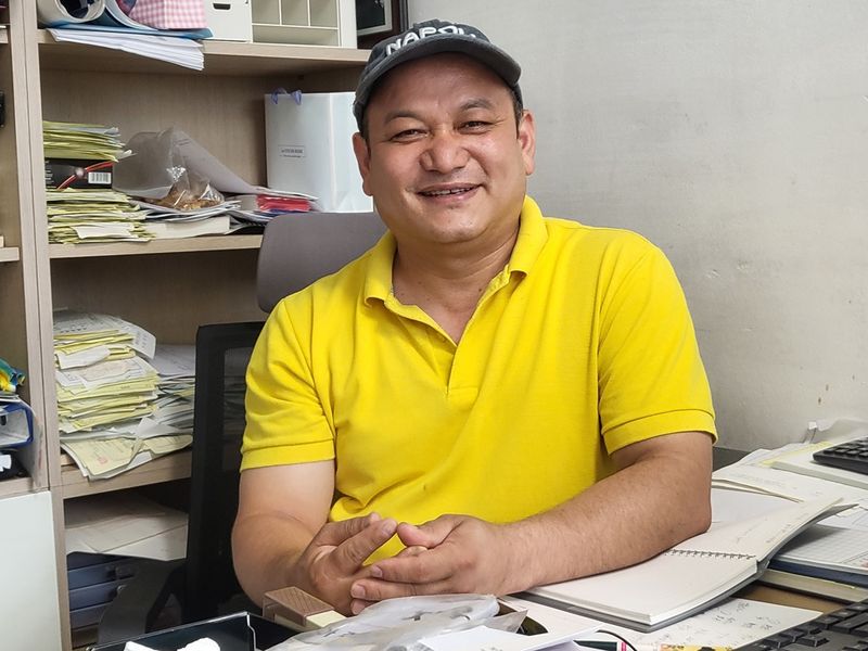 지난 20일 오후 포천시 선단동 시온섬유 사무실에서 만난 비겐 대표가 한국 생활과 회사 운영에 대한 경험을 설명하고 있다. 사진=김경수 기자