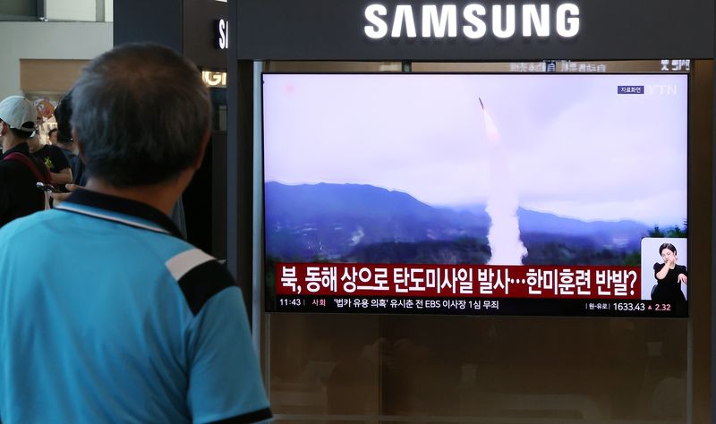 지난 12일 서울 중구 서울역에서 시민들이 북한의 탄도미사일 발사 관련 뉴스를 시청하고 있다. 뉴스1