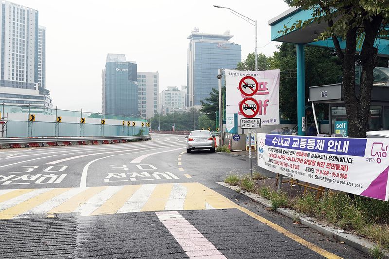 경기 성남시 수내교 진입부에 교통통제 안내 현수막이 걸려 있는 모습. 성남시 제공.