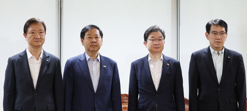 구윤철 부총리 겸 재정경제부 장관을 비롯한 경제수장들이 지난달 21일 서울 중구 은행회관에서 열린 시장상황점검회의에서 기념촬영을 하고 있다. 왼쪽부터 이찬진 금융감독원장, 구윤철 부총리, 이억원 금융위원장, 박종우 한국은행 부총재보. 연합뉴스