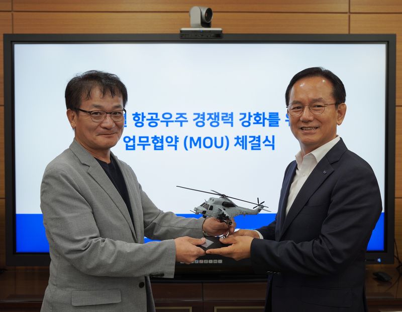 지난 20일 KAI 김종출 대표이사(오른쪽)와 NISS 김성배 연구원장(왼쪽)이 포즈를 취하고 있다. KAI 제공
