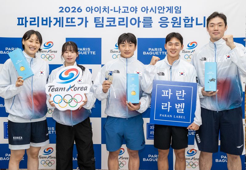 파리바게뜨가 '2026 아이치-나고야 아시안게임'을 앞두고 충북 진천 국가대표선수촌을 찾아 국가대표 선수단 및 코치진을 대상으로 건강 베이커리 브랜드 '파란라벨' 제품을 전달한 뒤 기념 촬영을 했다. 파리바게뜨 제공
