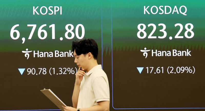 21일 오전 서울 중구 하나은행 본점 딜링룸에서 딜러가 업무를 보고 있다. 사진=뉴시스