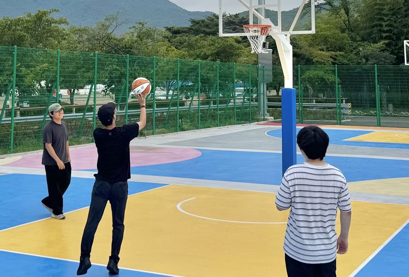 21일 시범 개장한 부산 스포원파크 3x3 농구장에서 시민들이 농구를 즐기고 있다. 부산시설공단 제공