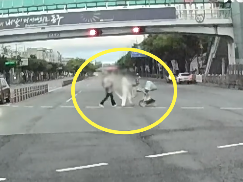 육교 바로 아래 왕복 10차선 도로를 두 여성이 가로질러 건너고 있다. 한 명은 아이를 품에 안았고, 다른 한 명은 유아차를 밀고 있다. /사진=JTBC '사건반장'