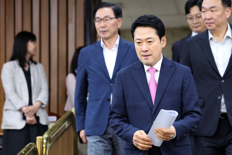 장동혁 국민의힘 대표가 20일 오후 서울 여의도 국회에서 열린 '이재명 정부 2년차 실정 평가 대토론회'에 참석하고 있다. 뉴스1