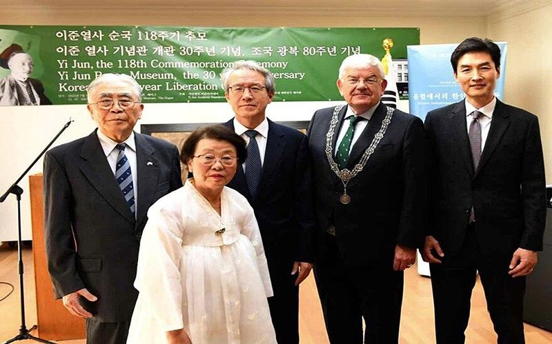 얀 판자넌 네덜란드 헤이그 시장이 지난해 7월 12일 헤이그 이준열사기념관에서 열린 이준 열사 순국 118주기 추모 행사에 참석한 모습. 오른쪽부터 백기봉 국제형사재판소(ICC) 재판관, 판자넌 시장, 홍석인 주네덜란드 대사, 송창주 이준열사기념관 관장, 이기항 이준아카데미 원장. 국가보훈부 제공