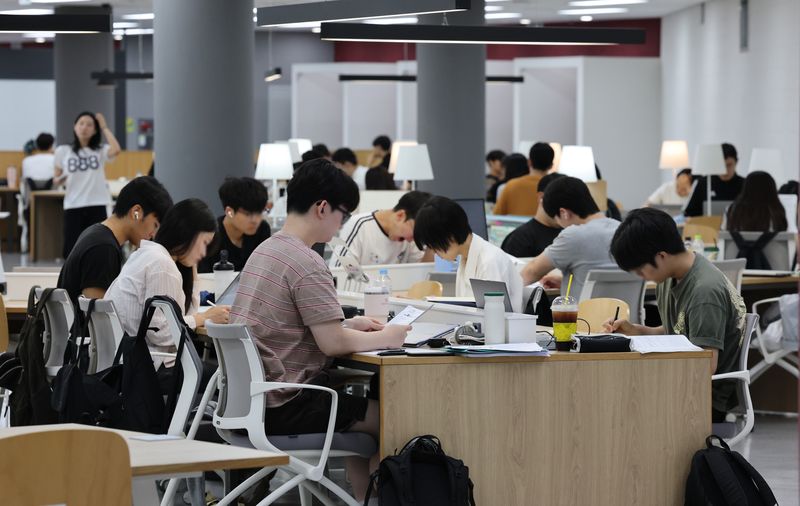 충남대 도서관에서 학생들이 공부를 하고 있다. 2026.6.18 ⓒ 뉴스1 김기태 기자
