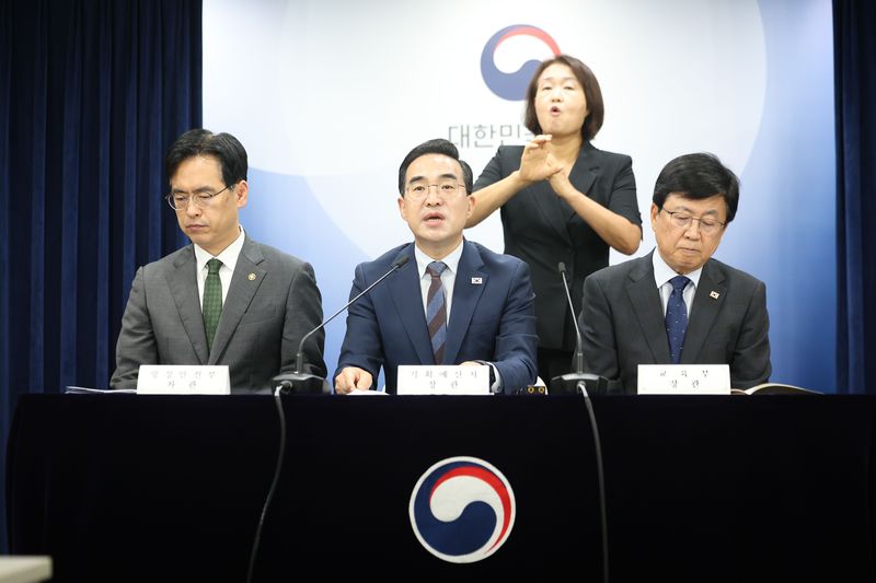 박홍근 기획예산처 장관이 21일 정부서울청사에서 제1차 재정운용전략협의회 관계부처 합동 브리핑을 하고 있다. 왼쪽부터 김민재 행정안전부 차관, 박 장관, 최교진 교육부 장관. 뉴시스