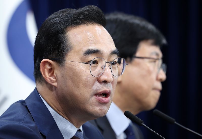 박홍근 기획예산처 장관(왼쪽)이 21일 서울 종로구 정부서울청사에서 제1차 재정운용전략협의회 관계부처 합동 브리핑을 하고 있다. 오른쪽은 최교진 교육부 장관. ⓒ 뉴스1 김성진 기자